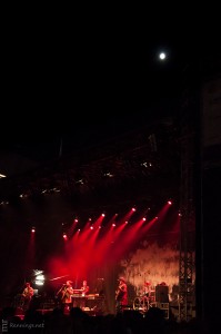 Der Mond steht über der Bühne am Kennedyplatz, auf der Nneka spielt