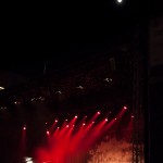 Der Mond steht über der Bühne am Kennedyplatz, auf der Nneka spielt